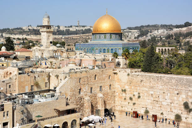 vista de alto ângulo da histórica muralha ocidental e cúpula da rocha em jerusalém, israel - jerusalem dome of the rock israel temple mound - fotografias e filmes do acervo