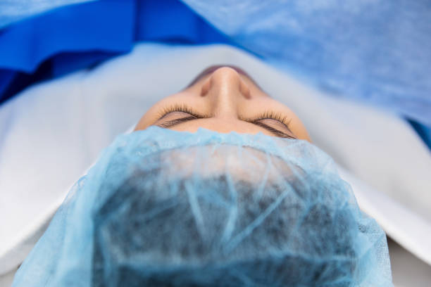 mid adult female patient under anesthesia ready for operation - outpatient imagens e fotografias de stock
