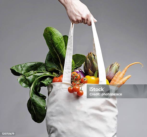 Cotton Shopping Bag Overflowing With Vegetables Stockfoto en meer beelden van Tas - Tas, Boodschappentas - Tas, Groente