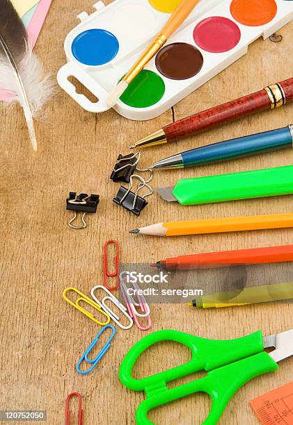 Foto de Escola Escritório E Acessórios Em Madeira e mais fotos de stock de Acessório - Acessório, Amarelo, Azul