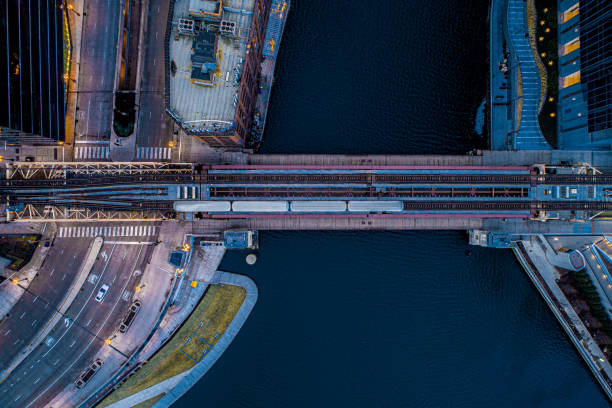 pont de train de passager traversant le centre-ville de chicago, fleuve de chicago - chicago aerial photos et images de collection