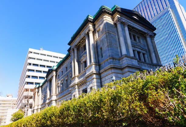 bank of japan im hintergrund des blauen himmels - chuo ward stock-fotos und bilder