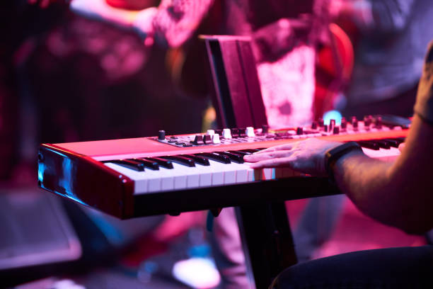 musiker spielen musik auf einer bühne - synthesizer stock-fotos und bilder