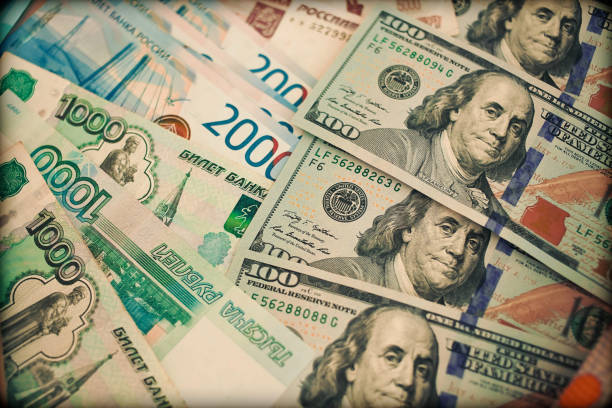 nouveau billet de cent dollars et roubles russes. - beak number 100 hundred dollar photos et images de collection