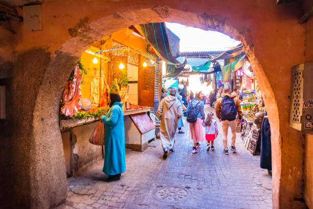 mercato marocchino (souk) nel centro storico (medina) di marrakech, marocco - essaouira foto e immagini stock