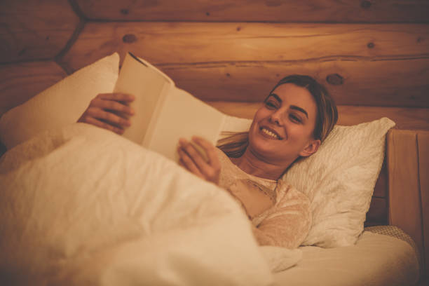 gesunde gewohnheiten vor dem schlafengehen - rustic bedroom cabin indoors stock-fotos und bilder