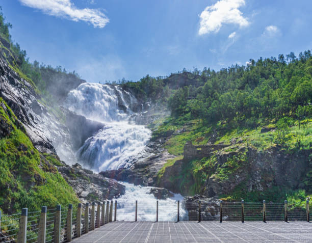kjosfossen ist ein wasserfall in der norwegischen provinz vestland. - sogn og fjordane county stock-fotos und bilder