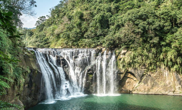 shihfen waterfall, fifteen meters tall and 30 meters wide, it is the largest curtain-type waterfall in taiwan - stream day eastern usa falling water imagens e fotografias de stock