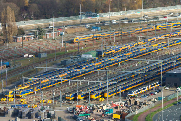 nederlandse treinen geassembleerd bij een depot - ns stockfoto's en -beelden