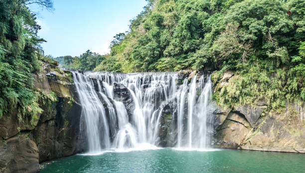 shihfen waterfall, fifteen meters tall and 30 meters wide, it is the largest curtain-type waterfall in taiwan - stream day eastern usa falling water imagens e fotografias de stock