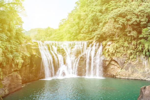 shihfen waterfall, fifteen meters tall and 30 meters wide, it is the largest curtain-type waterfall in taiwan - stream day eastern usa falling water imagens e fotografias de stock