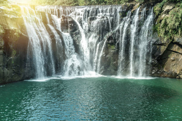 cachoeira shihfen, 15 metros de altura e 30 metros de largura, é a maior cachoeira do tipo cortina de taiwan - stream day eastern usa falling water - fotografias e filmes do acervo