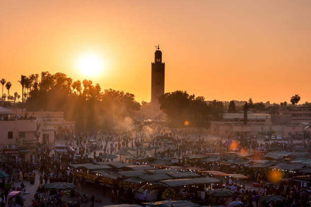 jamaa el fna market square with koutoubia mosque, marrakesh, morocco, north africa. jemaa el-fnaa, is a famous square and market place in marrakesh's medina quarter. - djemaa el fnaa photos et images de collection