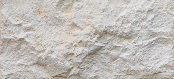 natürlicher kalkstein und oberflächenhintergrund - stein baumaterial stock-fotos und bilder