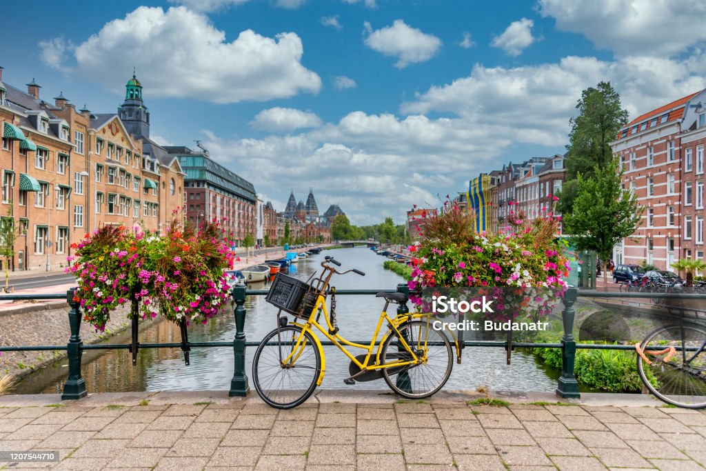 Fahrrad Auf Einer Brücke Über Einen Kanal In Amsterdam Niederlande Mit  Blauem Himmel Stockfoto und mehr Bilder von Amsterdam - iStock