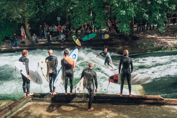 surf fluvial en múnich, alemania - englischer garten fotografías e imágenes de stock