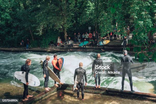 Surf Fluvial En Múnich Alemania Foto de stock y más banco de imágenes de Englischer Garten - Múnich - Englischer Garten - Múnich, Surf, Alemania