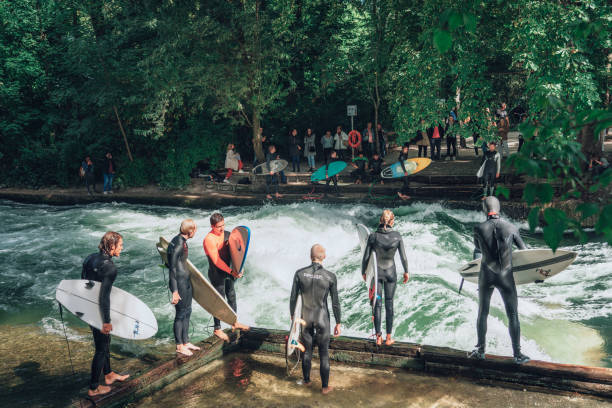 surf de rios em munique, alemanha - englischer garten - fotografias e filmes do acervo