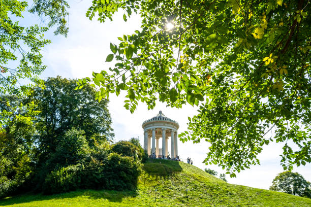 храм моноптерос в английском саду, мюнхен, германия - englischer garten стоковые фото и изображения