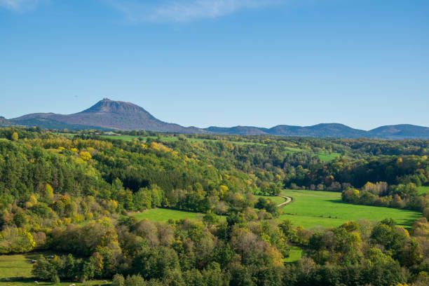 istock Auvergne VolcanoEs Chain 1207552821