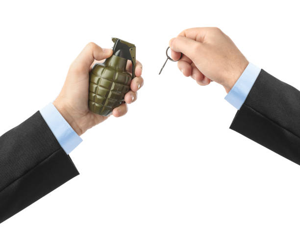 la main tire un contrôle d’une grenade - hand grenade explosive bomb war photos et images de collection
