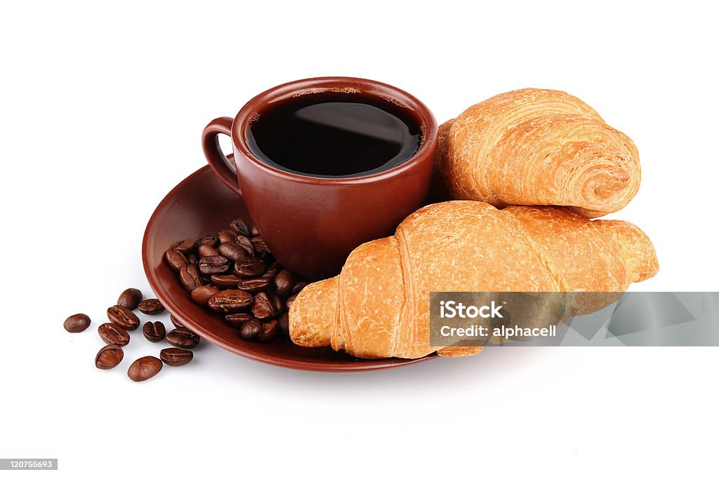 Croissants y una taza de café y granos Aislado en blanco - Foto de stock de Al horno libre de derechos