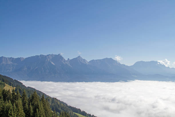 sopra la zuppa di nebbia bianca con una splendida vista dello steinerne meer - inversion layer foto e immagini stock