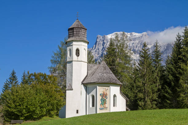 ロシュス礼拝堂、背景にはツークシュピッツェ - zugspitze mountain mountain tirol european alps ストックフォトと画像