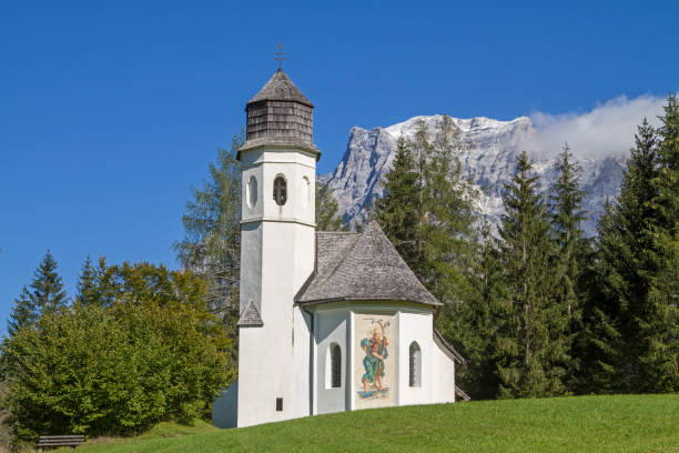 로커스 예배당, 배경에 있는 추크스피체 - zugspitze mountain mountain tirol european alps 뉴스 사진 이미지