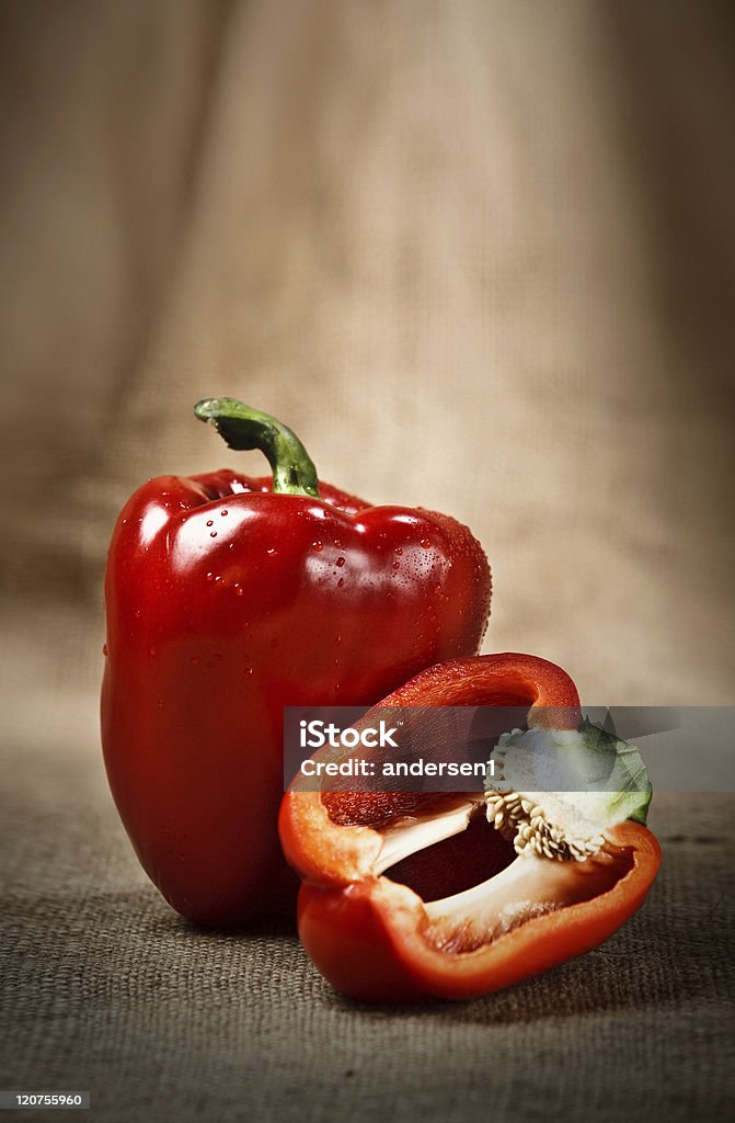 Fatias de pimenta vermelha em fundo sacking - Foto de stock de Alimentação Saudável royalty-free