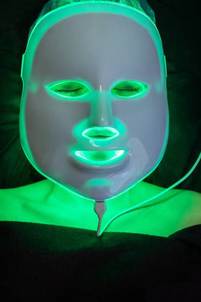 grüne gesichtsmaske in schönheitssalon - beautiful image head and shoulders vertical stock-fotos und bilder