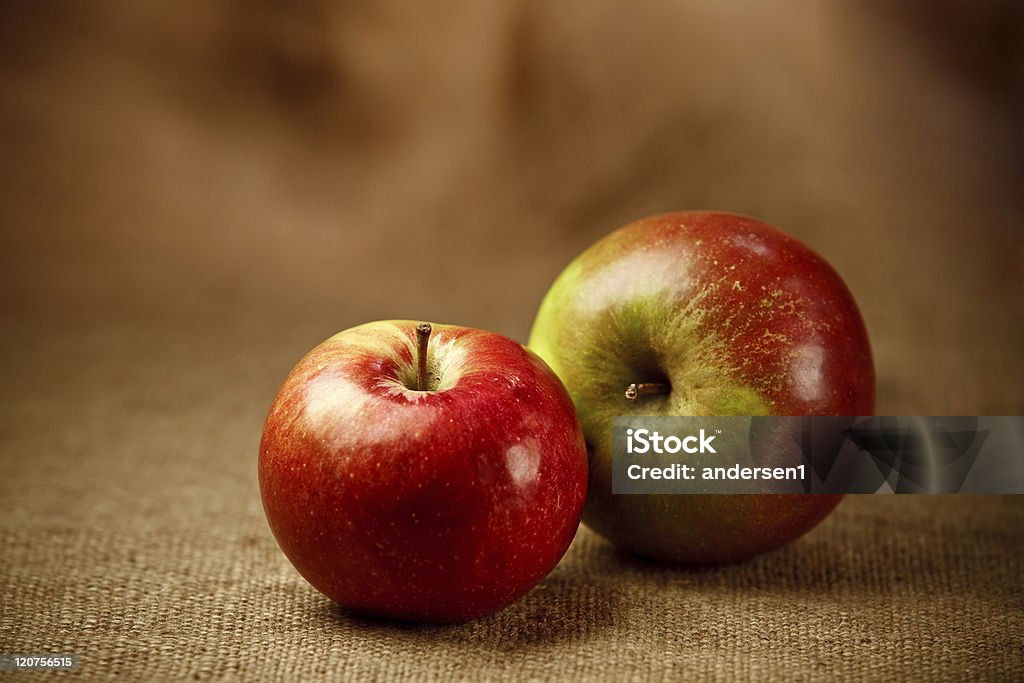 新鮮なリンゴ、サック背景 - みずみずしいのロイヤリティフリーストックフォト