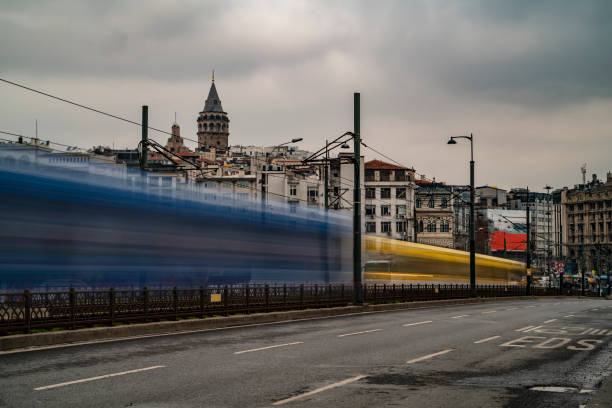 İstanbul haliç köprüsünden geçen tramvaylar ve Galata Kulesi manzarası