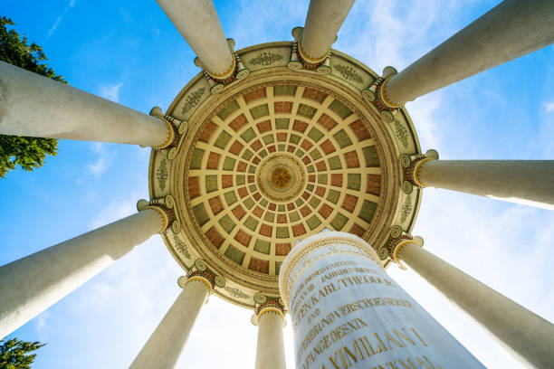 los monopteros en el jardín inglés, múnich, alemania - englischer garten fotografías e imágenes de stock