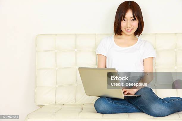 Młodych Japoński Kobieta Z Komputera - zdjęcia stockowe i więcej obrazów 20-29 lat - 20-29 lat, Azjaci, Codzienne ubranie