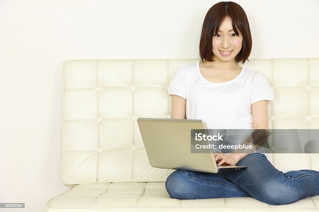 Jovem mulher com computador japonês - Foto de stock de 20 Anos royalty-free