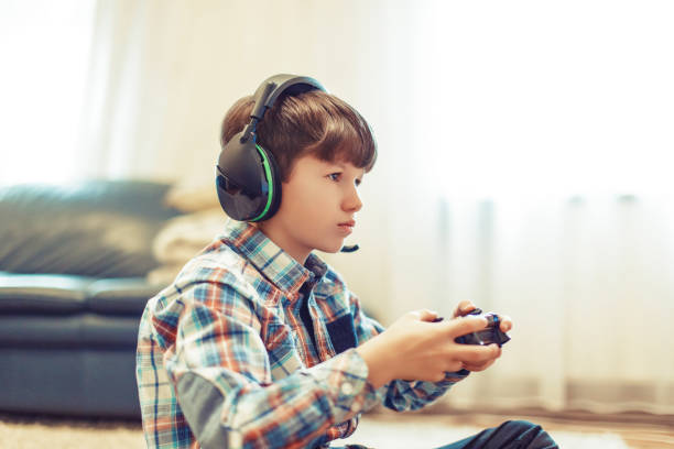 young gamer kid concentrating while playing - 3615 imagens e fotografias de stock