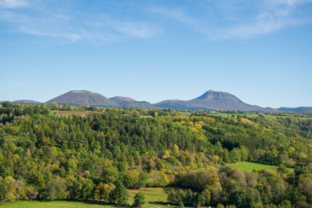istock Auvergne VolcanoEs Chain 1207582016