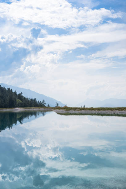 widok na krajobraz jeziora górskiego - spring wetterstein mountains water river zdjęcia i obrazy z banku zdjęć