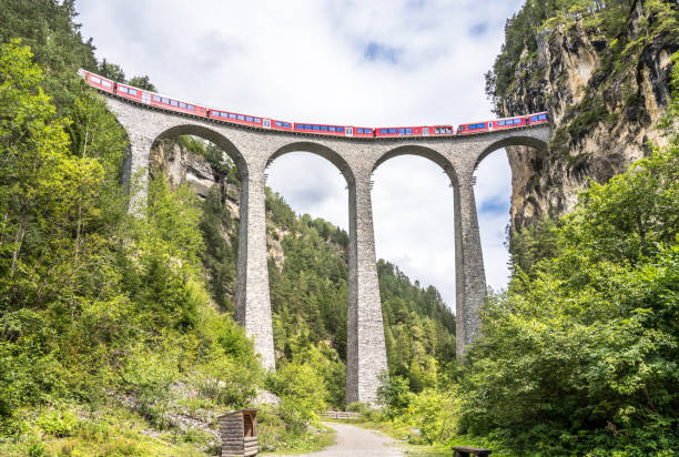 wiadukt landwasser, davos, szwajcaria - bernina express zdjęcia i obrazy z banku zdjęć