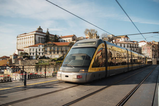 tramway on dom luis i bridge, porto - porto portugal bridge international landmark imagens e fotografias de stock