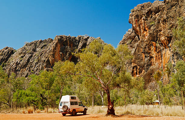 красивые горы туннель ручей - 4x4 outback australia kimberley стоковые фото и изображения