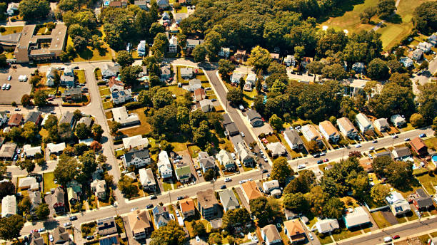 luftaufnahme von land und wald - town rural scene road new england stock-fotos und bilder