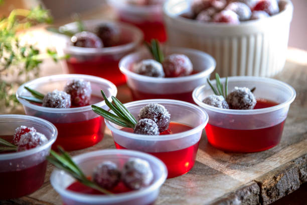 festive holiday jello shots - jellied cranberries photos et images de collection