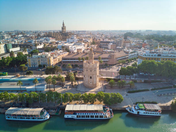 вид с воздуха на торре дель ро в севилье испания - seville sevilla torre del oro tower стоковые фото и изображения