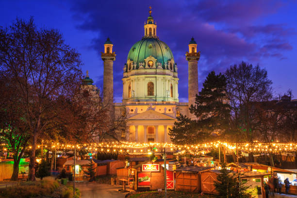 paesaggio urbano festivo - vista del mercatino di natale in karlsplatz (piazza carlo) e la karlskirche (chiesa di san carlo) - karlsplatz foto e immagini stock