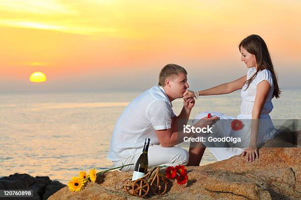 Offerta Di Matrimonio - Fotografie stock e altre immagini di Alba - Crepuscolo - Alba - Crepuscolo, Bottiglia, Vino