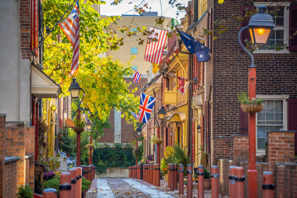 The historic Old City in Philadelphia, Pennsylvania. Elfreth's Alley The historic old city in Philadelphia, Pennsylvania. Elfreth's Alley, referred to as the nation's oldest residential street, dating to 1702 philadelphia pennsylvania photos stock pictures, royalty-free photos & images