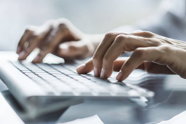 mani da donna che digitano sulla tastiera del computer in ufficio soleggiato, concetto di business e tecnologia. primo tempo - women typing human hand computer key foto e immagini stock