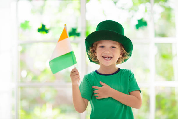 los niños celebran el día de san patricio. vacaciones irlandesas. - st patricks day irish culture child leprechaun fotografías e imágenes de stock